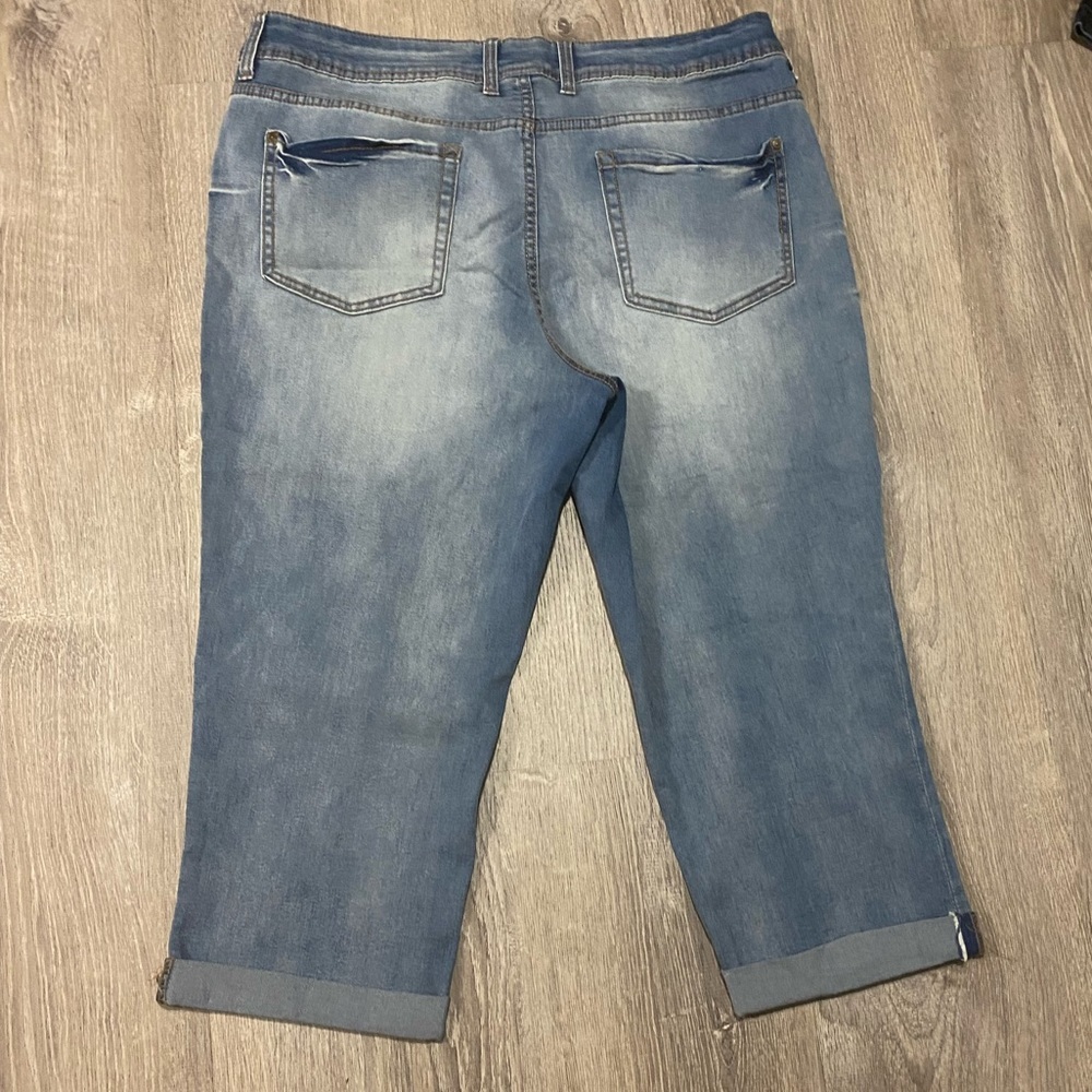 Faded Glory Denim Capri Pants Size 18 Medium Wash Relaxed Fit Cuffed Stretch - Picture 9 of 10